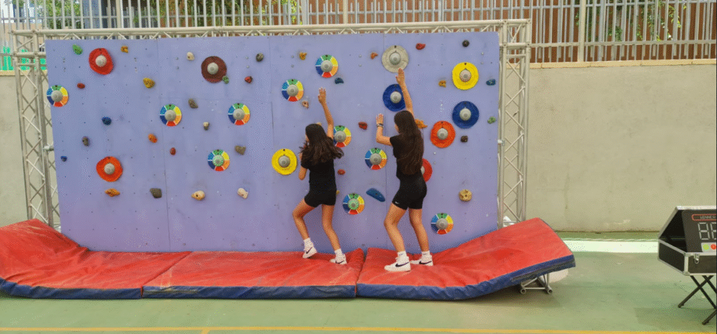 פלייאינטר אקטיב על בולדר,ריצפה,שולחן,קיר,חליפות.